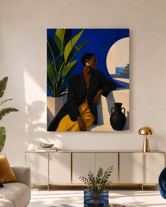 Tableau femme moderne bleu cobalt présenté dans un intérieur contemporain chic aux tons naturels
