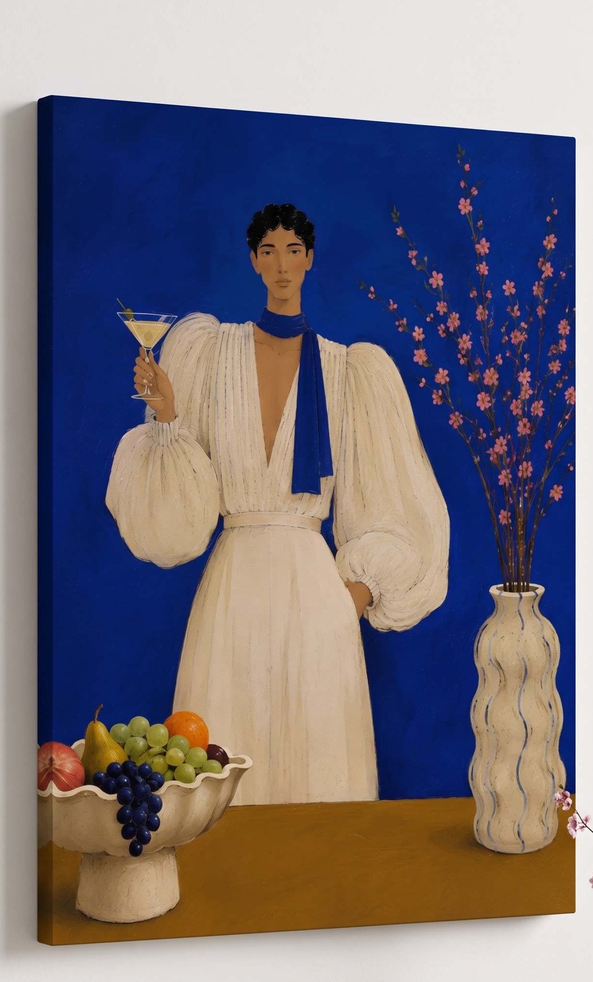 Tableau femme moderne avec fleurs et coupe de fruits dans une composition élégante
