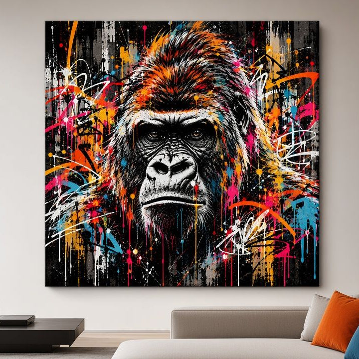 Tableau gorille street art Instinct Urbain exposé dans un salon moderne au style industriel
