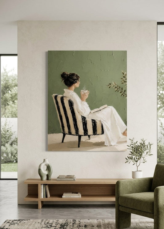 Tableau lifestyle femme lecture dans un salon contemporain
