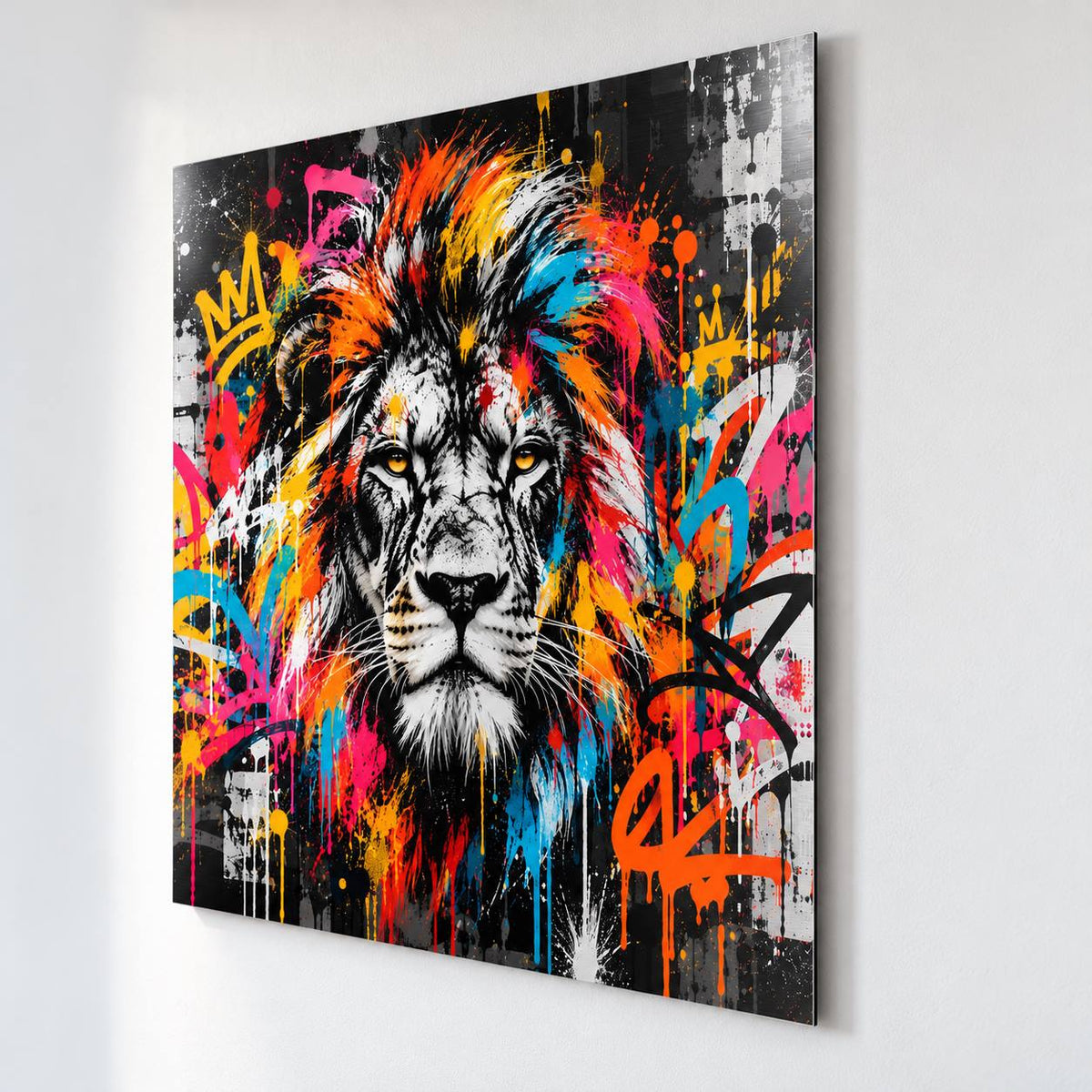 Tableau lion street art sur aluminium brossé, regard doré et graffitis multicolores sur fond noir
