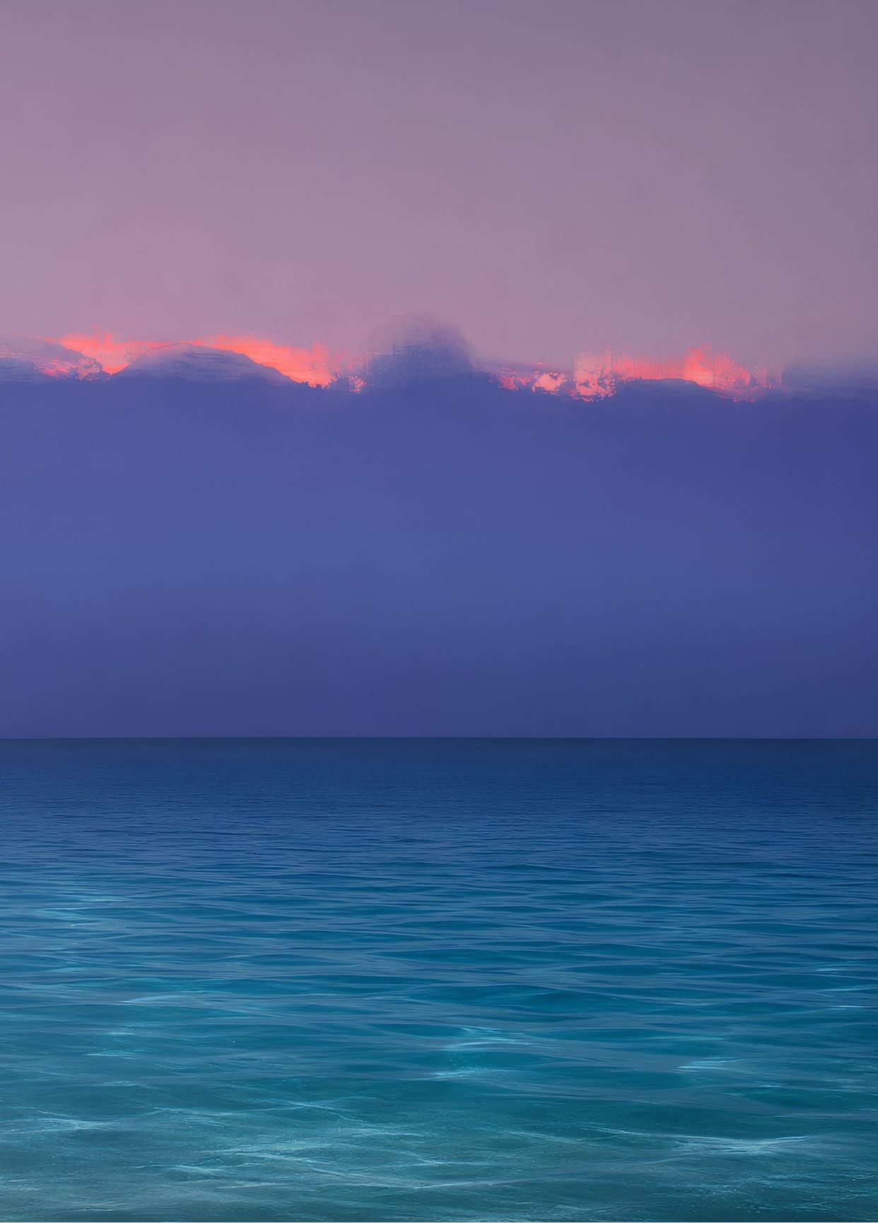 Tableau mer bleu représentant un vaste océan turquoise et bleu profond sous un ciel mauve au crépuscule, avec une fine lueur rose corail sur l'horizon et une composition épurée propice à une décoration intérieure calme et contemporaine.
