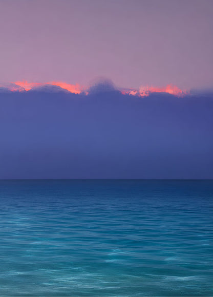 Tableau mer bleu représentant un vaste océan turquoise et bleu profond sous un ciel mauve au crépuscule, avec une fine lueur rose corail sur l'horizon et une composition épurée propice à une décoration intérieure calme et contemporaine.
