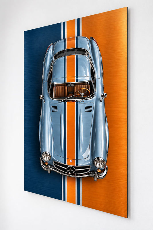 Tableau Mercedes 300 SL sur aluminium brossé, carrosserie bleu argenté et bandes sportives orange
