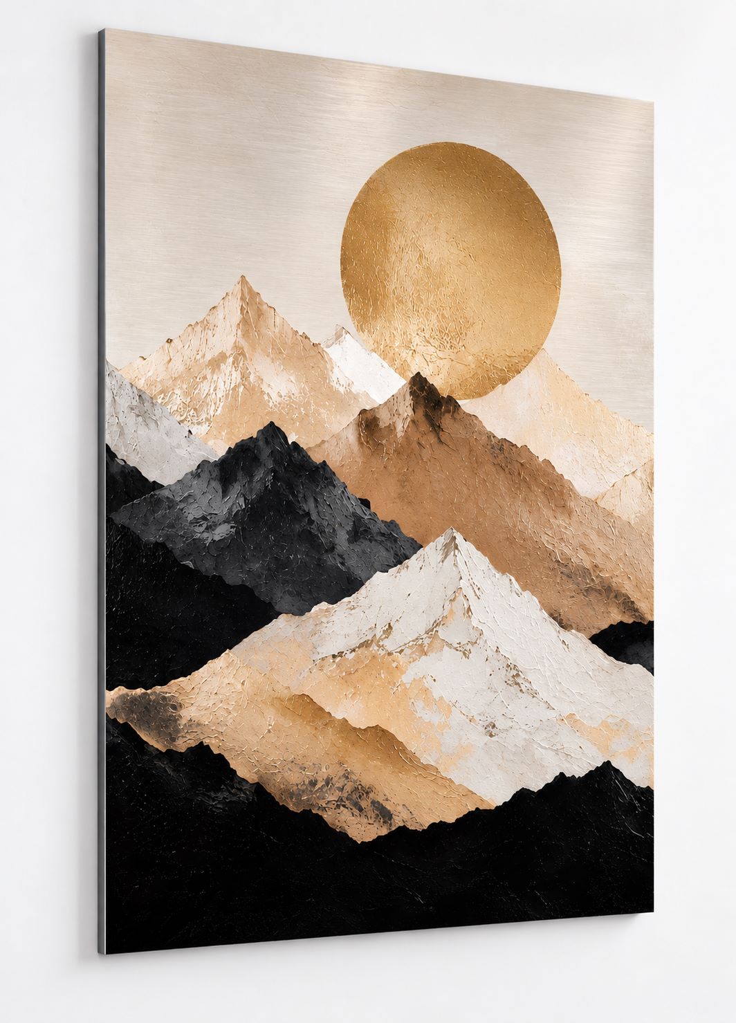 Tableau montagne moderne sur aluminium avec reliefs contrastés et soleil doré
