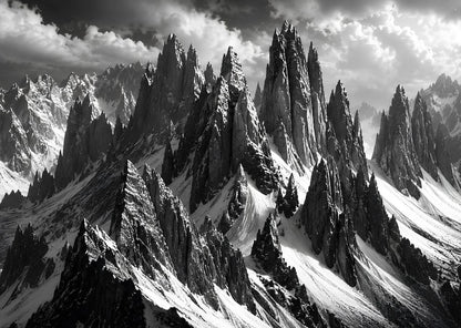 Tableau montagne noir et blanc montrant de hauts sommets rocheux enneigés sous un ciel spectaculaire
