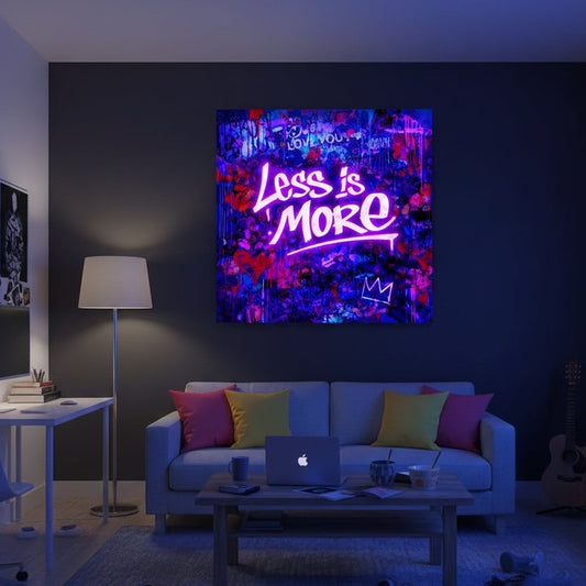 Tableau Less is More néon accroché dans un salon moderne, décoration murale pop et contemporaine.

