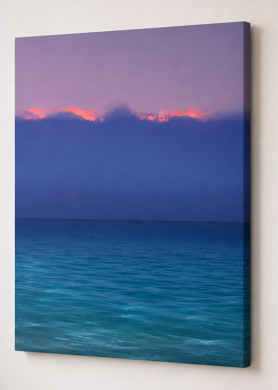 Paysage marin contemporain composé d'une mer aux nuances turquoise et bleu profond, d'un horizon minimaliste et d'un vaste ciel violet rosé éclairé par de subtiles touches corail au coucher du soleil.
