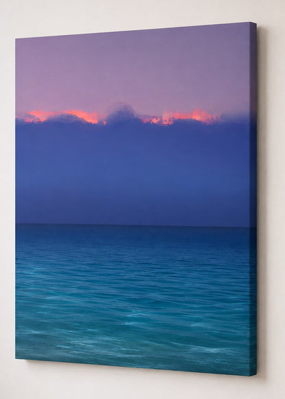 Paysage marin contemporain composé d'une mer aux nuances turquoise et bleu profond, d'un horizon minimaliste et d'un vaste ciel violet rosé éclairé par de subtiles touches corail au coucher du soleil.
