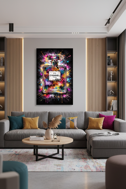 Tableau parfum iconique en situation dans un intérieur contemporain