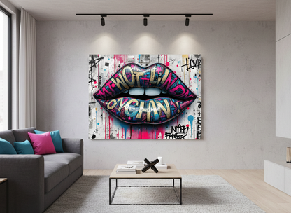 Tableau pop art lèvres intégré dans une décoration murale moderne
