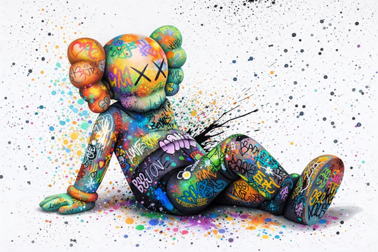 Tableau pop art représentant un personnage inspiré de KAWS recouvert de graffitis colorés
