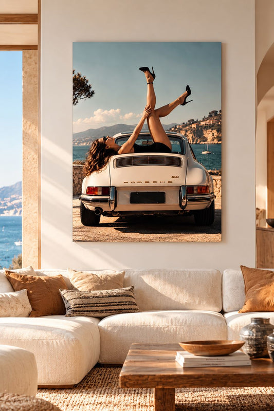 Tableau photographique Porsche 911 sur aluminium brossé, scène rétro avec femme et mer Méditerranée
