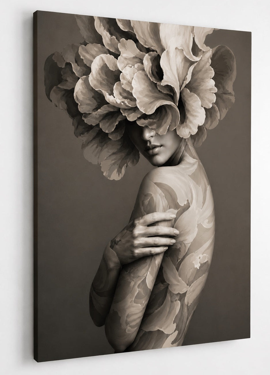 Portrait femme contemporain avec composition florale monochrome raffinée
