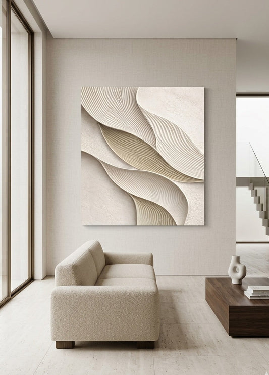 Tableau sculpture murale beige minimaliste installé dans salon design épuré
