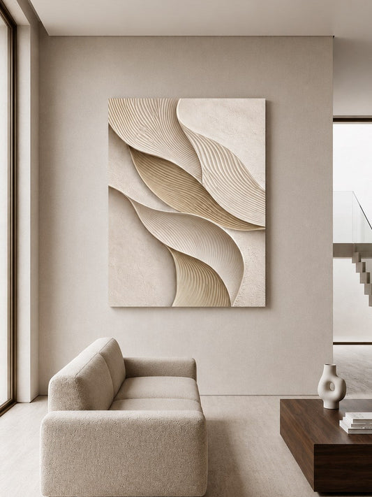 Tableau sculpture murale beige minimaliste installé dans salon design épuré
