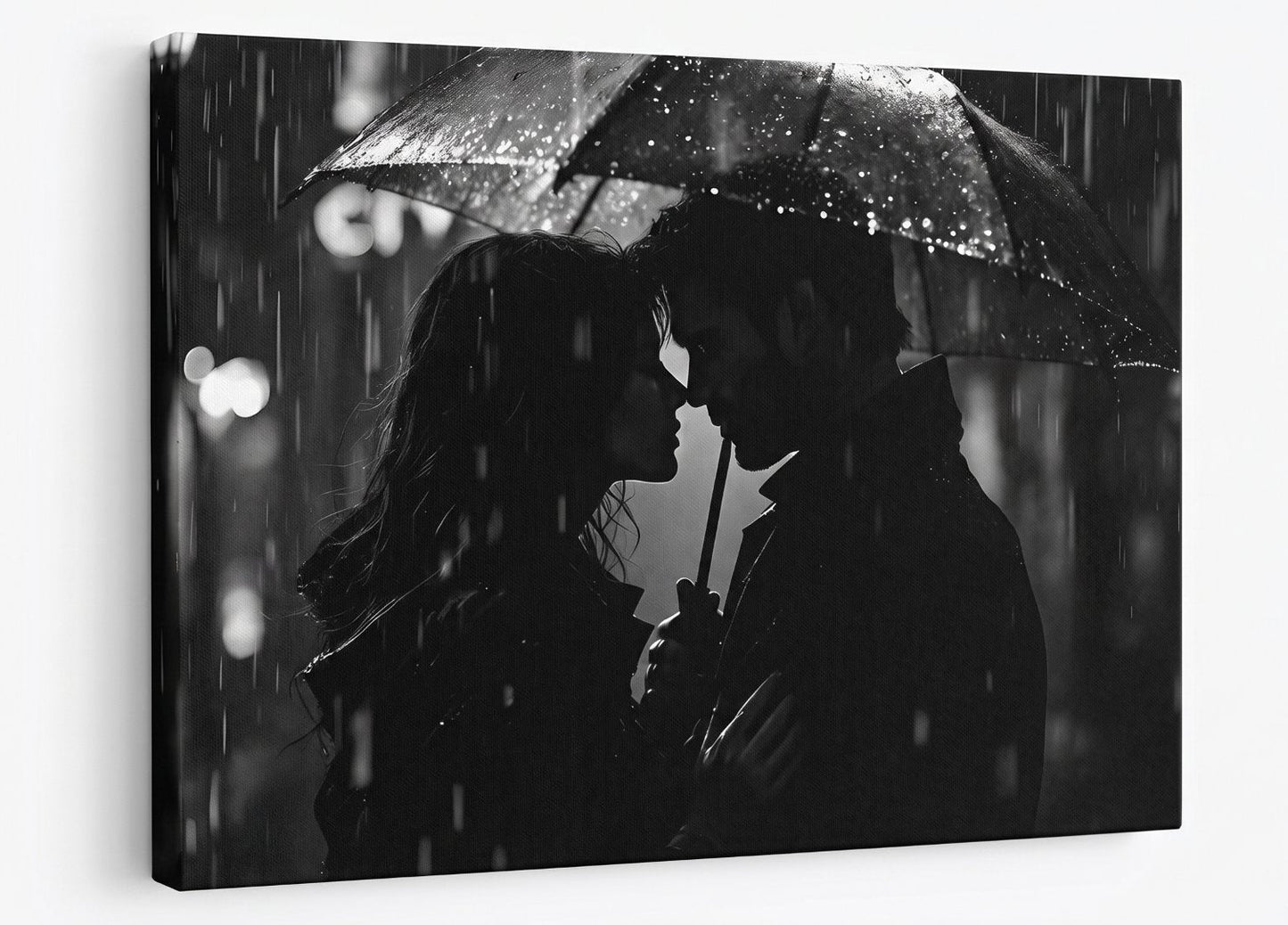 Tableau romantique noir et blanc avec couple sous parapluie dans une scène de pluie nocturne
