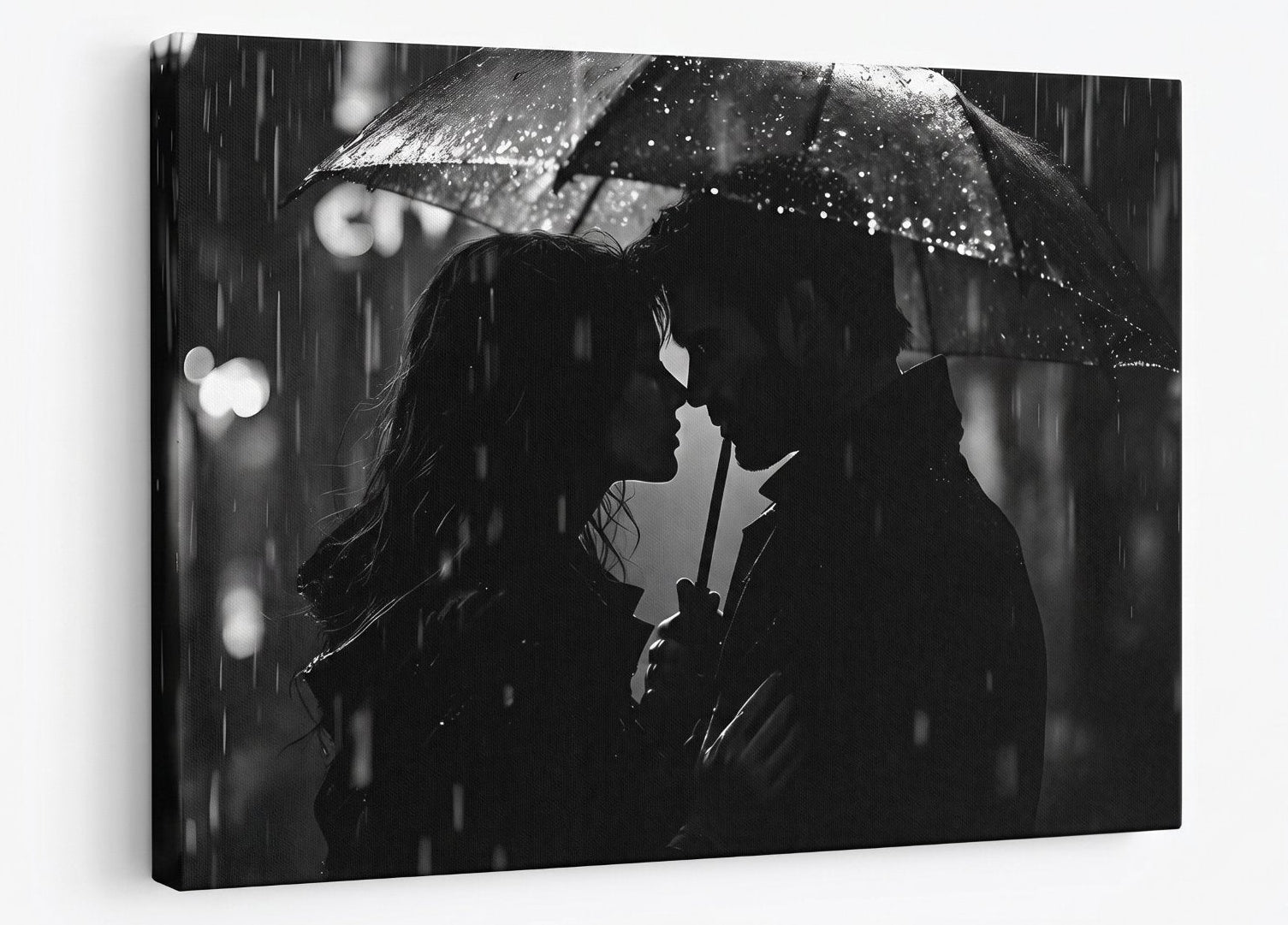 Tableau romantique noir et blanc avec couple sous parapluie dans une scène de pluie nocturne
