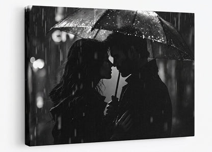 Tableau romantique noir et blanc avec couple sous parapluie dans une scène de pluie nocturne
