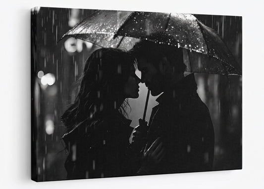 Tableau romantique noir et blanc avec couple sous parapluie dans une scène de pluie nocturne
