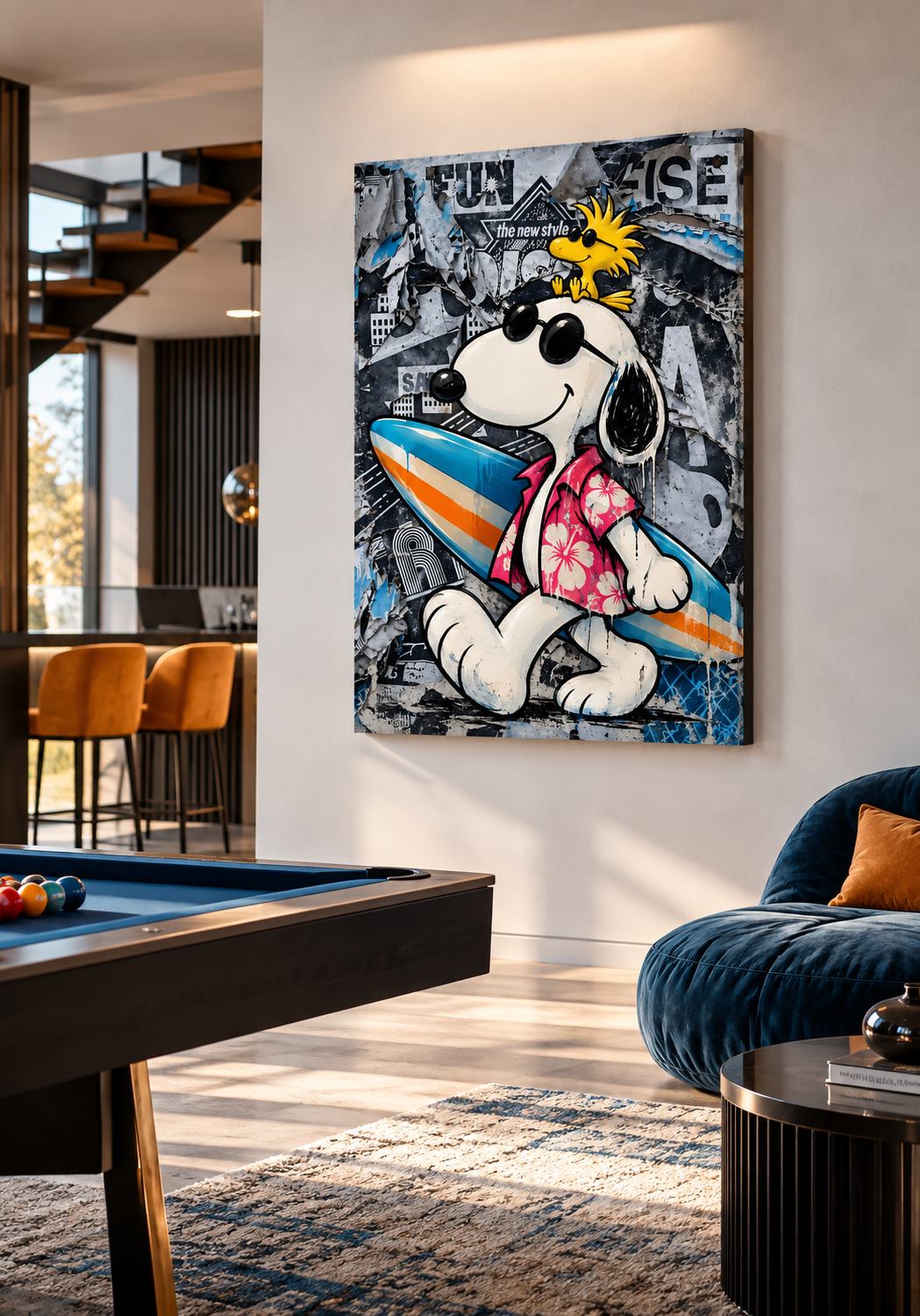 Tableau Snoopy pop art Surf's Cool exposé dans un salon moderne à la décoration urbaine
