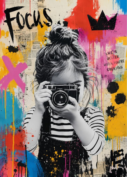 Tableau street art coloré Focus Créatif représentant une femme photographe
