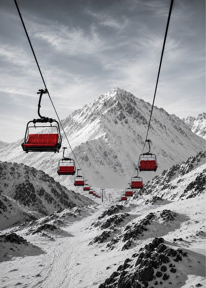 Tableau télésiège montagne noir et blanc avec sièges rouges suspendus face à de hauts sommets enneigés.
