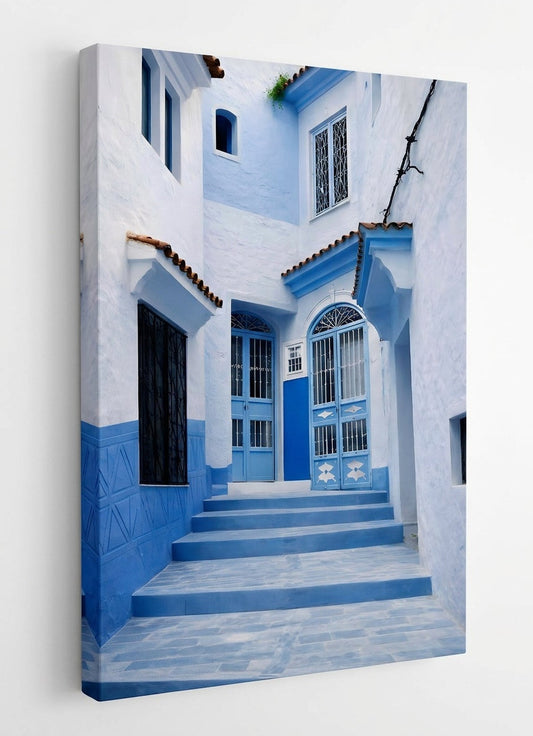 Vue de profil impression toile ruelle méditerranéenne blanche et bleue
