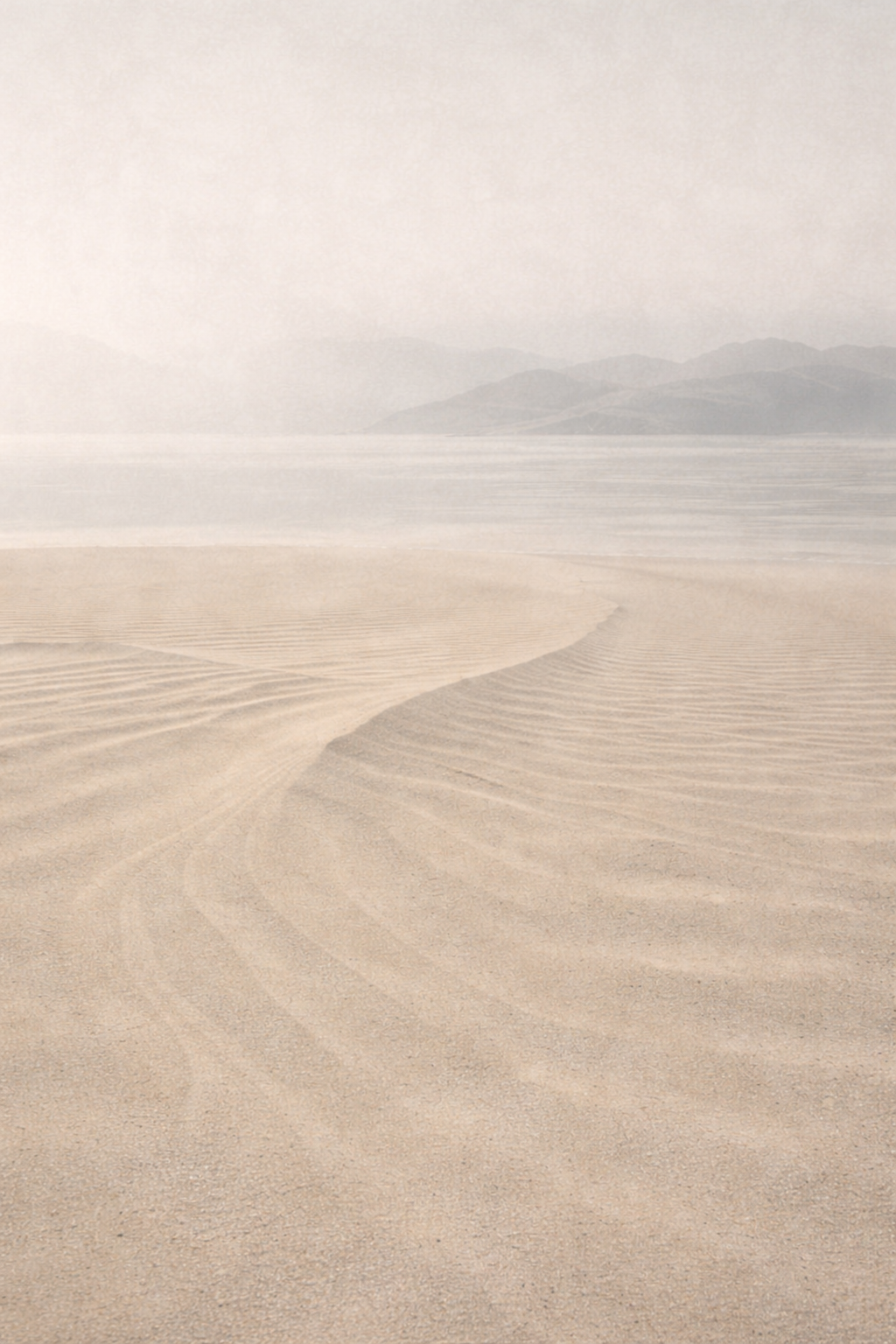 Paysage calme sable et lumière douce
